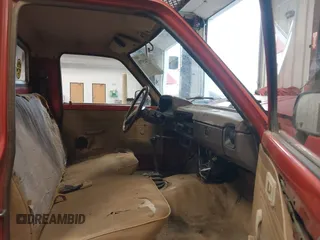 1983 Toyota Pickup z VIN JT4RN44R8D1137485, wystawiony jako IAAI lot #41741970 z przebiegiem 328 446 mil mil oraz . Historia ofert i sprzedaży dostępna na DreamBid. Obrazek 5.