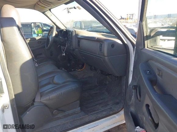 2006 Chevrolet Silverado 2500HD LT2 with VIN 1GCHK29D86E240925, listed as a IAAI auction lot 41051872 with 281,976 mi miles. Bid and sale history available at carsss.com. Image 5.