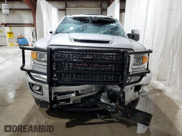 2018 GMC Sierra 2500HD Denali z VIN 1GT12UEY3JF252702, wystawiony jako Copart lot #55387655 z przebiegiem 75 059 mil mil oraz Szkody całkowita. Historia ofert i sprzedaży dostępna na DreamBid. Obrazek 5.