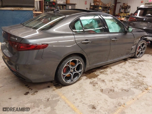 2021 Alfa Romeo Giulia Ti with VIN ZARFANBN9M7641230, listed as a IAAI auction lot 41542596 with 47,101 mi miles. Bid and sale history available at carsss.com. Image 4.