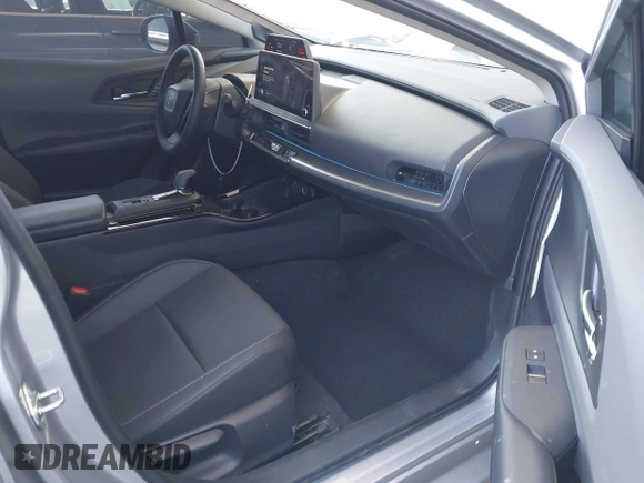 2024 Toyota Prius LE z VIN JTDACAAU0R3034244, wystawiony jako IAAI lot #42312682 z przebiegiem 4 102 mil mil oraz . Historia ofert i sprzedaży dostępna na DreamBid. Obrazek 5.