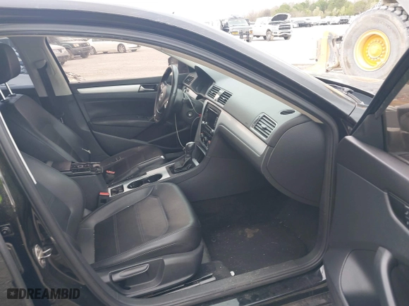2013 Volkswagen Passat SE w/Sunroof with VIN 1VWBH7A31DC113637, listed as a IAAI auction lot 41854340 with 188,606 mi miles. Bid and sale history available at carsss.com. Image 5.