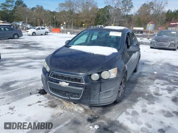 2015 Chevrolet Sonic LT z VIN 1G1JC5SB8F4151492, wystawiony jako IAAI lot #41398645 z przebiegiem 178 575 mil mil oraz . Historia ofert i sprzedaży dostępna na DreamBid. Obrazek 2.