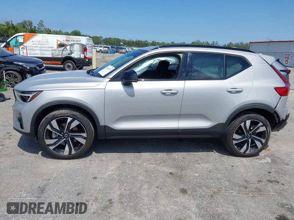 2024 Volvo XC40 Plus Dark Theme с VIN YV4L12ULXR2293107, выставлен на аукционе IAAI как лот 42283292 с пробегом 10 917 миль миль и . История ставок и продаж доступна на DreamBid. Изображение 14.