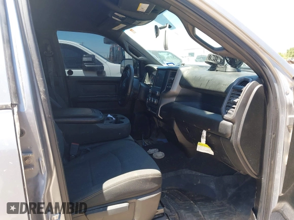 2022 Ram 2500 Tradesman z VIN 3C6UR5HJ7NG387674, wystawiony jako IAAI lot #42189557 z przebiegiem 125 045 mil mil oraz . Historia ofert i sprzedaży dostępna na DreamBid. Obrazek 5.