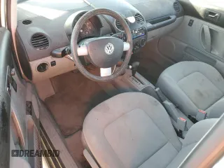 1999 Volkswagen Beetle GLS z VIN 3VWCA21C6XM406433, wystawiony jako Copart lot #46866815 z przebiegiem 64 045 mil mil oraz Czysty tytuł • Clean title. Historia ofert i sprzedaży dostępna na DreamBid. Obrazek 8.