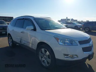 2012 Chevrolet Traverse LTZ z VIN 1GNKVLED2CJ328002, wystawiony jako IAAI lot #41656908 z przebiegiem 134 543 mil mil oraz . Historia ofert i sprzedaży dostępna na DreamBid. Obrazek 1.