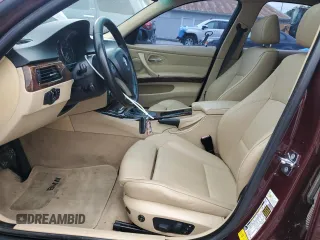 2007 BMW 3 Series 328i z VIN WBAVA33547KX76185, wystawiony jako Copart lot #57923175 z przebiegiem 177 710 mil mil oraz Czysty tytuł • Clean title. Historia ofert i sprzedaży dostępna na DreamBid. Obrazek 7.