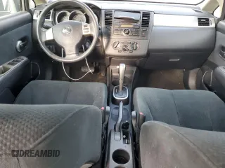 2010 Nissan Versa S z VIN 3N1BC1AP2AL451326, wystawiony jako Copart lot #54434045 z przebiegiem 117 080 mil mil oraz Szkoda całkowita • Salvage title. Historia ofert i sprzedaży dostępna na DreamBid. Obrazek 8.