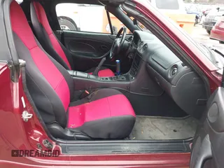2003 Mazda MX-5 Miata Cloth z VIN JM1NB353X30308589, wystawiony jako IAAI lot #41454795 z przebiegiem 110 940 mil mil oraz . Historia ofert i sprzedaży dostępna na DreamBid. Obrazek 5.