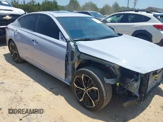 2025 Nissan Altima SR z VIN 1N4BL4CV5SN348922, wystawiony jako IAAI lot #42611103 z przebiegiem 7 157 mil mil oraz . Historia ofert i sprzedaży dostępna na DreamBid. Obrazek 1.