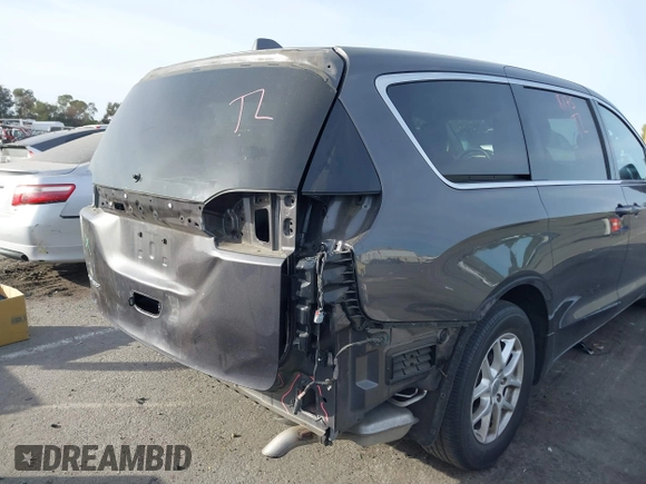 2020 Chrysler Voyager LX z VIN 2C4RC1CG9LR145545, wystawiony jako IAAI lot #41372340 z przebiegiem 48 013 mil mil oraz . Historia ofert i sprzedaży dostępna na DreamBid. Obrazek 6.