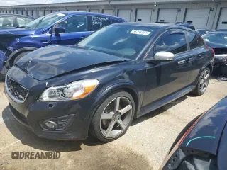 2013 Volvo C30 T5 z VIN YV1672MK5D2309013, wystawiony jako Copart lot #58766754 z przebiegiem 106 960 mil mil oraz Szkody całkowita. Historia ofert i sprzedaży dostępna na DreamBid. Obrazek 1.