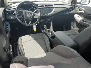 2021 Buick Encore GX Preferred z VIN KL4MMCSL8MB174725, wystawiony jako Copart lot #57096485 z przebiegiem 51 071 mil mil oraz Szkoda całkowita • Salvage title. Historia ofert i sprzedaży dostępna na DreamBid. Obrazek 8.