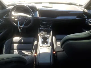2023 Audi e-tron GT Premium Plus z VIN WAUCJBFW9P7000711, wystawiony jako Copart lot #47349234 z przebiegiem 4714 mil mil oraz . Historia ofert i sprzedaży dostępna na DreamBid. Obrazek 8.