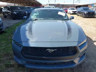 2024 Ford Mustang EcoBoost z VIN 1FA6P8TH3R5109807, wystawiony jako IAAI lot #41916951 z przebiegiem Nie podano mil oraz . Historia ofert i sprzedaży dostępna na DreamBid. Obrazek 6.