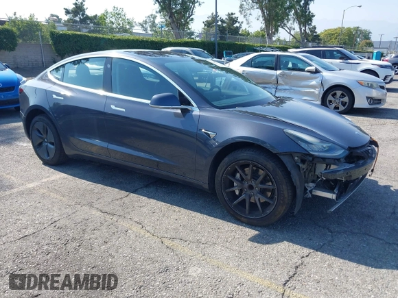 2018 Tesla Model 3 Long Range Battery z VIN 5YJ3E1EA2JF039262, wystawiony jako IAAI lot #42463443 z przebiegiem 77 482 mil mil oraz . Historia ofert i sprzedaży dostępna na DreamBid. Obrazek 1.