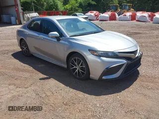 2023 Toyota Camry SE z VIN 4T1G11BK0PU103210, wystawiony jako IAAI lot #42338470 z przebiegiem 44 864 mil mil oraz . Historia ofert i sprzedaży dostępna na DreamBid. Obrazek 1.
