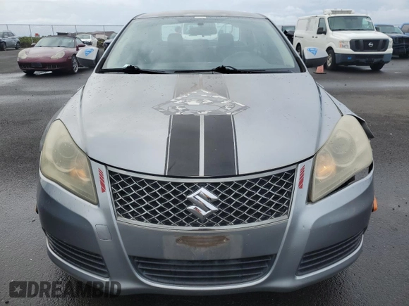 2011 Suzuki Kizashi SE z VIN JS2RE9A3XB6111196, wystawiony jako Copart lot #48076635 z przebiegiem 113 569 mil mil oraz Szkody całkowita. Historia ofert i sprzedaży dostępna na DreamBid. Obrazek 5.