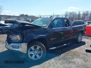 2019 GMC Sierra 1500 SLE z VIN 2GTV2MEC5K1105649, wystawiony jako IAAI lot #42039152 z przebiegiem 68 640 mil mil oraz . Historia ofert i sprzedaży dostępna na DreamBid. Obrazek 2.