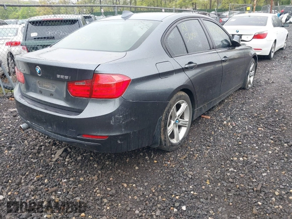 2013 BMW 3 Series 328i xDrive z VIN WBA3B5G5XDNS04431, wystawiony jako IAAI lot #42186095 z przebiegiem Nie podano mil oraz . Historia ofert i sprzedaży dostępna na DreamBid. Obrazek 4.
