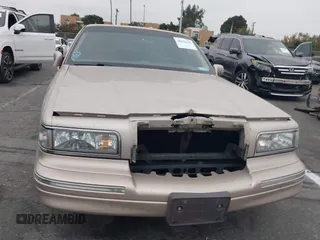 1997 Lincoln Town Car Executive with VIN 1LNLM81W6VY754706, listed as a IAAI auction lot 41375121 with 185,863 mi miles and . Bid and sale history available at DreamBid. Image 6.