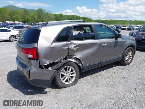 2015 Kia Sorento LX z VIN 5XYKTCA67FG654369, wystawiony jako IAAI lot #42172966 z przebiegiem 170 958 mil mil oraz . Historia ofert i sprzedaży dostępna na DreamBid. Obrazek 4.