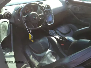 2017 McLaren 570S z VIN SBM13DAAXHW002218, wystawiony jako Copart lot #41875174 z przebiegiem 27 857 mil mil oraz . Historia ofert i sprzedaży dostępna na DreamBid. Obrazek 8.