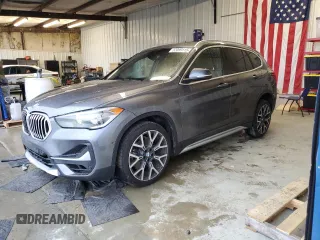 2021 BMW X1 sDrive28i z VIN WBXJG7C04M5S68209, wystawiony jako Copart lot #52099115 z przebiegiem 57 497 mil mil oraz Szkody całkowita. Historia ofert i sprzedaży dostępna na DreamBid. Obrazek 1.