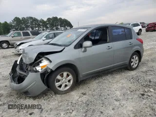 2007 Nissan Versa SL z VIN 3N1BC13E07L459929, wystawiony jako Copart lot #57472125 z przebiegiem 118 471 mil mil oraz Szkoda całkowita • Salvage title. Historia ofert i sprzedaży dostępna na DreamBid. Obrazek 1.