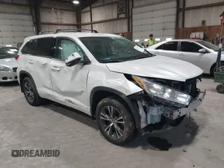 2018 Toyota Highlander LE z VIN 5TDZZRFH5JS250363, wystawiony jako IAAI lot #42049313 z przebiegiem 97 243 mil mil oraz . Historia ofert i sprzedaży dostępna na DreamBid. Obrazek 1.