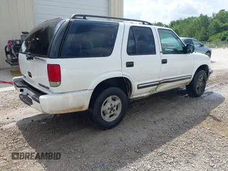 2001 Chevrolet Blazer LT z VIN 1GNDT13W712201180, wystawiony jako IAAI lot #42451872 z przebiegiem 88 433 mil mil oraz . Historia ofert i sprzedaży dostępna na DreamBid. Obrazek 4.