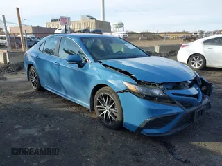 2023 Toyota Camry SE z VIN 4T1G11BK1PU075787, wystawiony jako IAAI lot #41618378 z przebiegiem 53 882 mil mil oraz . Historia ofert i sprzedaży dostępna na DreamBid. Obrazek 1.