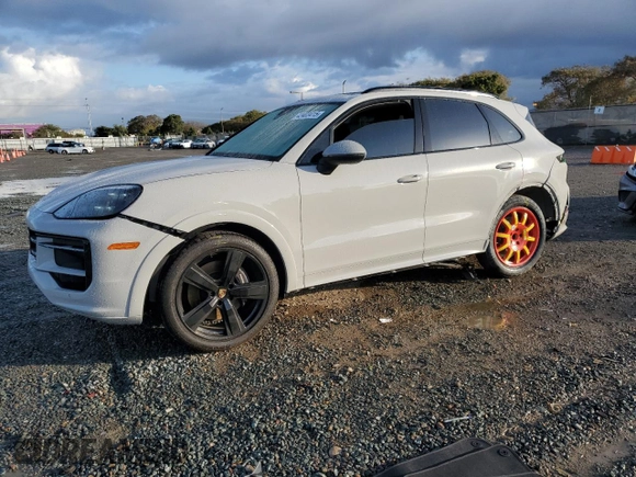 2024 Porsche Cayenne z VIN WP1AA2AY7RDA03399, wystawiony jako Copart lot #42403415 z przebiegiem 24 319 mil mil oraz Szkoda całkowita • Salvage title. Historia ofert i sprzedaży dostępna na DreamBid. Obrazek 1.