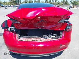 2018 Tesla Model 3 Long Range Battery z VIN 5YJ3E1EAXJF048839, wystawiony jako IAAI lot #42328412 z przebiegiem 83 083 mil mil oraz . Historia ofert i sprzedaży dostępna na DreamBid. Obrazek 6.