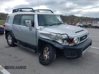 2007 Toyota FJ Cruiser with VIN JTEBU11F470048905, listed as a IAAI auction lot 40879717 with 105,934 mi miles. Bid and sale history available at carsss.com. Image 1.