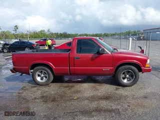 2000 Chevrolet S-10 LS with VIN 1GCCS1444YK167617, listed as a IAAI auction lot 41612272 with 115,900 mi miles. Bid and sale history available at carsss.com. Image 13.