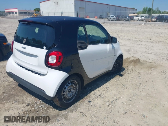 2016 Smart fortwo Passion z VIN WMEFJ5DA6GK078340, wystawiony jako IAAI lot #42140363 z przebiegiem 114 647 mil mil oraz . Historia ofert i sprzedaży dostępna na DreamBid. Obrazek 4.