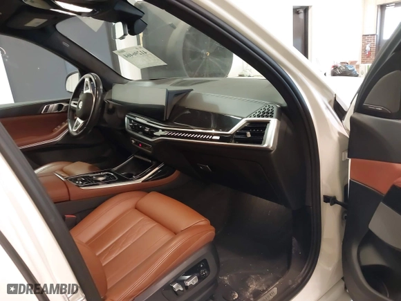 2024 BMW X7 M60i with VIN 5UX33EM04R9T72699, listed as a IAAI auction lot 41296464 with 39,785 mi miles. Bid and sale history available at carsss.com. Image 5.