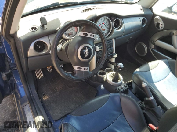 2004 MINI Hardtop S z VIN WMWRE33414TD80513, wystawiony jako Copart lot #55528355 z przebiegiem 142 455 mil mil oraz Szkoda całkowita • Salvage title. Historia ofert i sprzedaży dostępna na DreamBid. Obrazek 8.