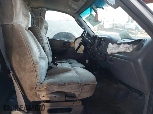 2002 Ford F-150 XL z VIN 1FTRX18L32NB45367, wystawiony jako IAAI lot #42618680 z przebiegiem 333 051 mil mil oraz . Historia ofert i sprzedaży dostępna na DreamBid. Obrazek 5.