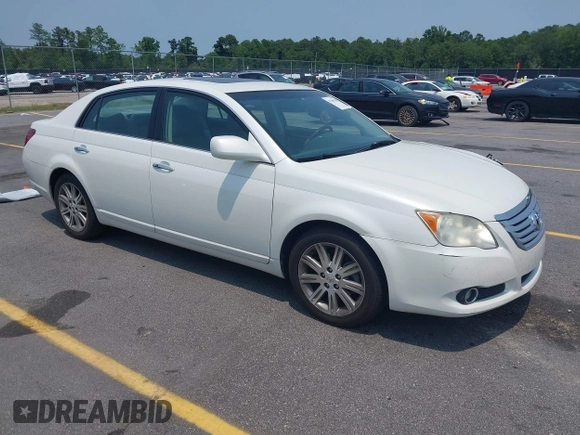 2008 Toyota Avalon XL z VIN 4T1BK36B68U304964, wystawiony jako IAAI lot #42381930 z przebiegiem 220 139 mil mil oraz . Historia ofert i sprzedaży dostępna na DreamBid. Obrazek 1.