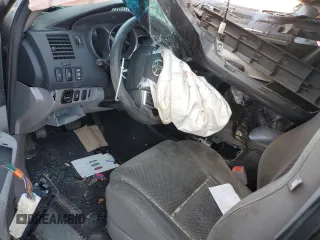 2013 Toyota Tacoma PreRunner z VIN 3TMJU4GN2DM142113, wystawiony jako Copart lot #59042115 z przebiegiem 155 687 mil mil oraz Szkoda całkowita • Salvage title. Historia ofert i sprzedaży dostępna na DreamBid. Obrazek 8.