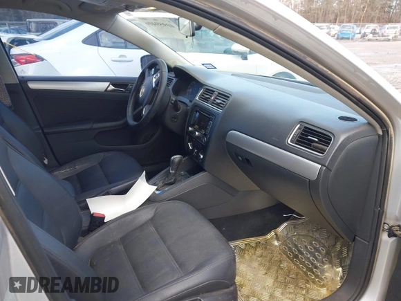 2011 Volkswagen Jetta SEL z VIN 3VWLZ7AJ0BM343973, wystawiony jako IAAI lot #40959406 z przebiegiem 84 187 mil mil oraz . Historia ofert i sprzedaży dostępna na DreamBid. Obrazek 5.