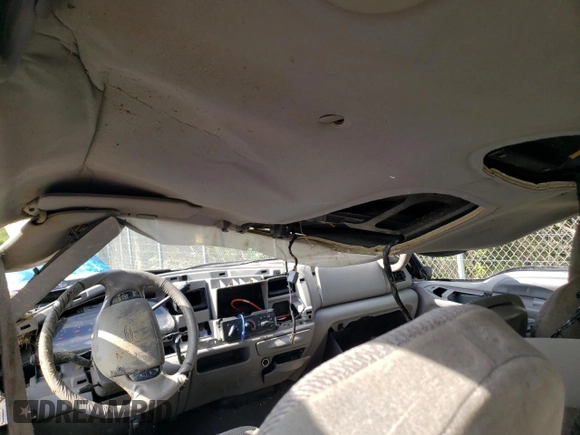 2000 Ford Excursion XLT z VIN 1FMNU41S8YEC60691, wystawiony jako Copart lot #55406265 z przebiegiem Nie podano mil oraz Szkoda całkowita • Salvage title. Historia ofert i sprzedaży dostępna na DreamBid. Obrazek 8.