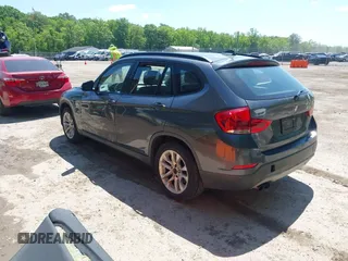 2015 BMW X1 xDrive28i z VIN WBAVL1C55FVY25728, wystawiony jako IAAI lot #42299391 z przebiegiem 160 291 mil mil oraz . Historia ofert i sprzedaży dostępna na DreamBid. Obrazek 3.