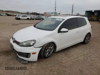 2013 Volkswagen GTI z VIN WVWEV7AJ2DW047797, wystawiony jako Copart lot #43977485 z przebiegiem 105 789 mil mil oraz Szkoda całkowita • Salvage title. Historia ofert i sprzedaży dostępna na DreamBid. Obrazek 1.