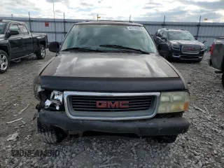 1998 GMC Jimmy SLE with VIN 1GKDT13W3W2555220, listed as a Copart auction lot 42743674 with 207,235 mi miles and Salvage Title. Bid and sale history available at carsss.com. Image 5.