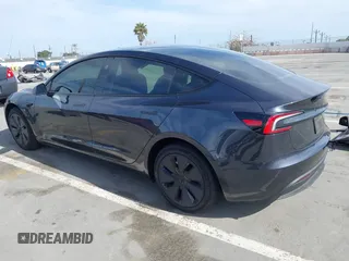 2025 Tesla Model 3 Long Range z VIN 5YJ3E1EA0SF915571, wystawiony jako IAAI lot #42247609 z przebiegiem 3 901 mil mil oraz . Historia ofert i sprzedaży dostępna na DreamBid. Obrazek 3.