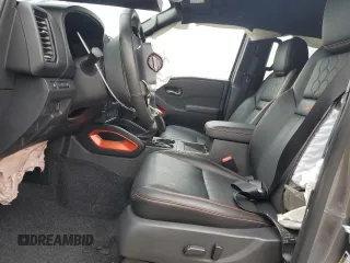 2024 Nissan Frontier Pro-X z VIN 1N6ED1EJ2RN605409, wystawiony jako Copart lot #85559674 z przebiegiem 6 850 mil mil oraz Nie do naprawy • Non repairable. Historia ofert i sprzedaży dostępna na DreamBid. Obrazek 7.